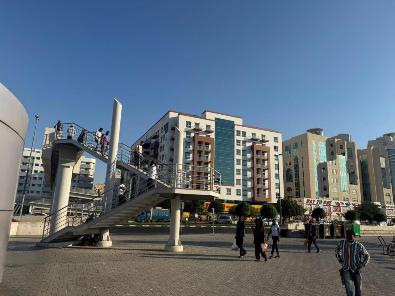 Backpackers Heaven ! 18 Beds In A 2 Bedroom Apartment In Front Of Union Metro Station Diera Dubai Exterior foto