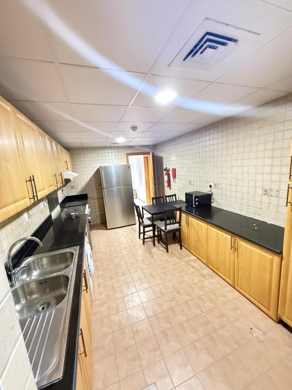 Backpackers Heaven ! 18 Beds In A 2 Bedroom Apartment In Front Of Union Metro Station Diera Dubai Exterior foto